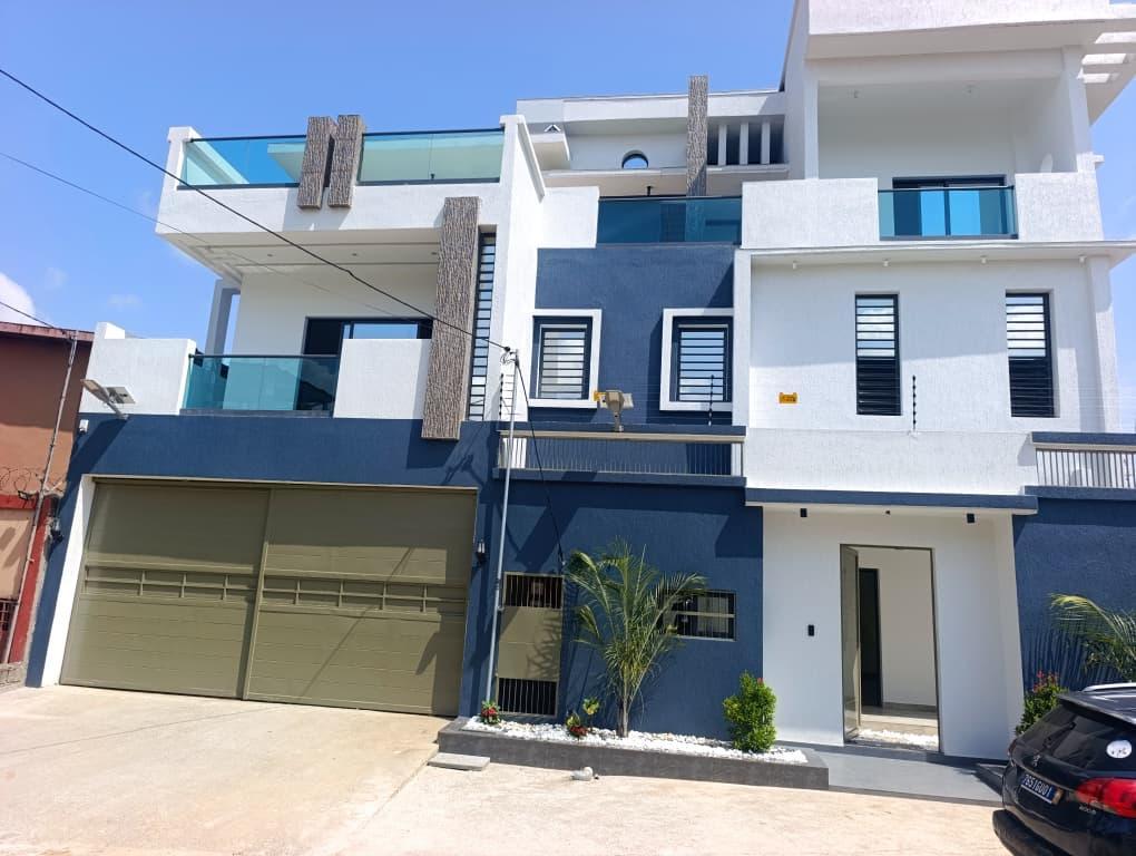 A VENDRE VILLA TRIPLEX DE 8 PIÈCES + PISCINE RIVIÉRA ABATTA à Abidjan - Photo 3