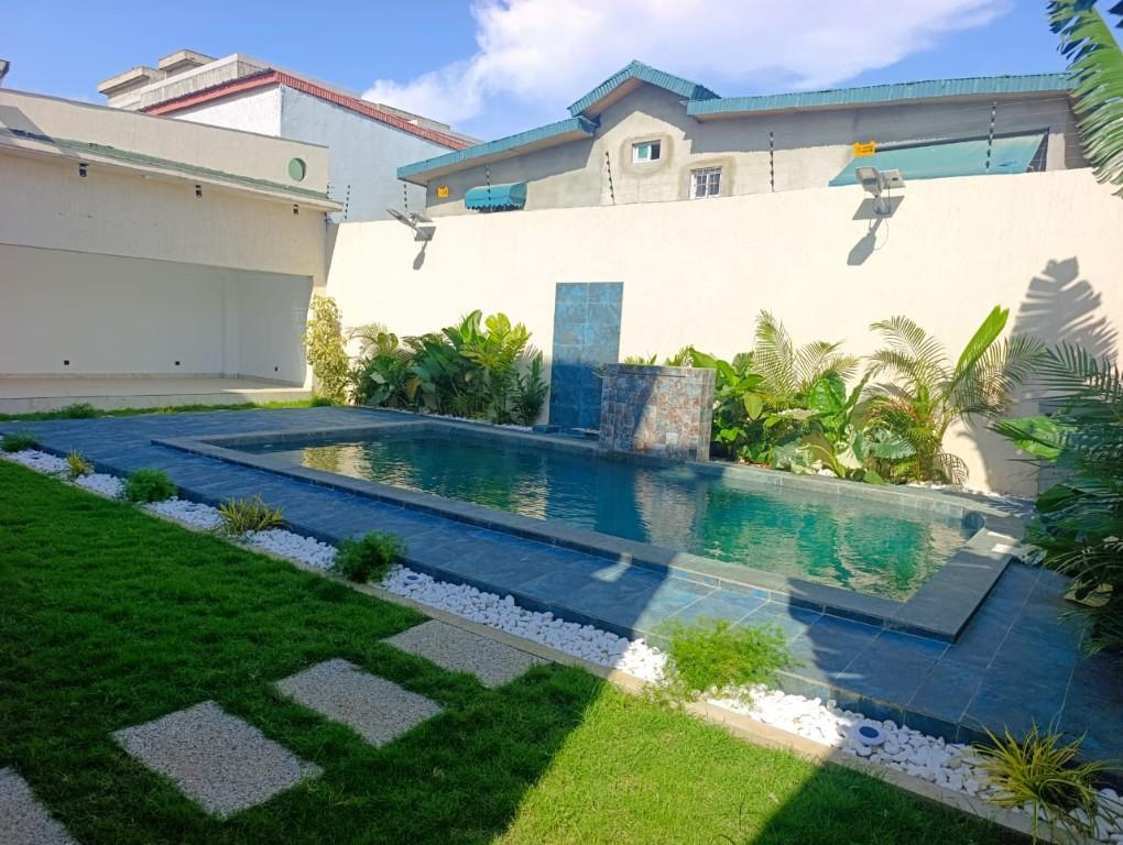 A VENDRE VILLA TRIPLEX DE 8 PIÈCES + PISCINE RIVIÉRA ABATTA à Abidjan - Photo 4