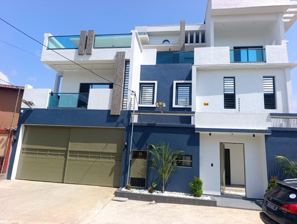 A VENDRE VILLA TRIPLEX DE 8 PIÈCES + PISCINE RIVIÉRA ABATTA à Abidjan - Photo 1