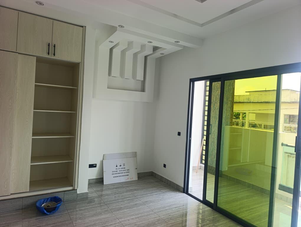 A VENDRE VILLA TRIPLEX DE 8 PIÈCES + PISCINE RIVIÉRA ABATTA à Abidjan - Photo 9
