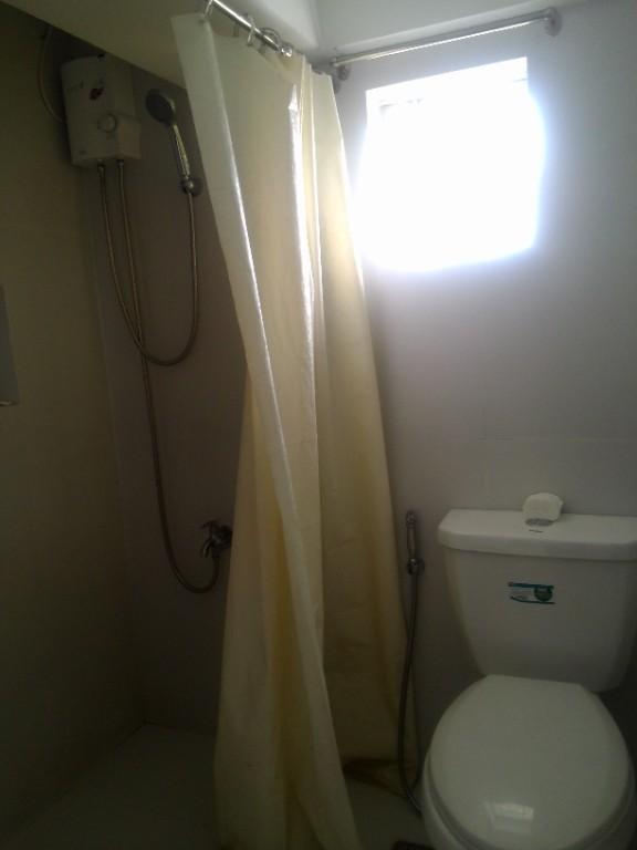 Studio type w/ balcony Condo Unit For Rent in Cubao in Pansol - Image 5