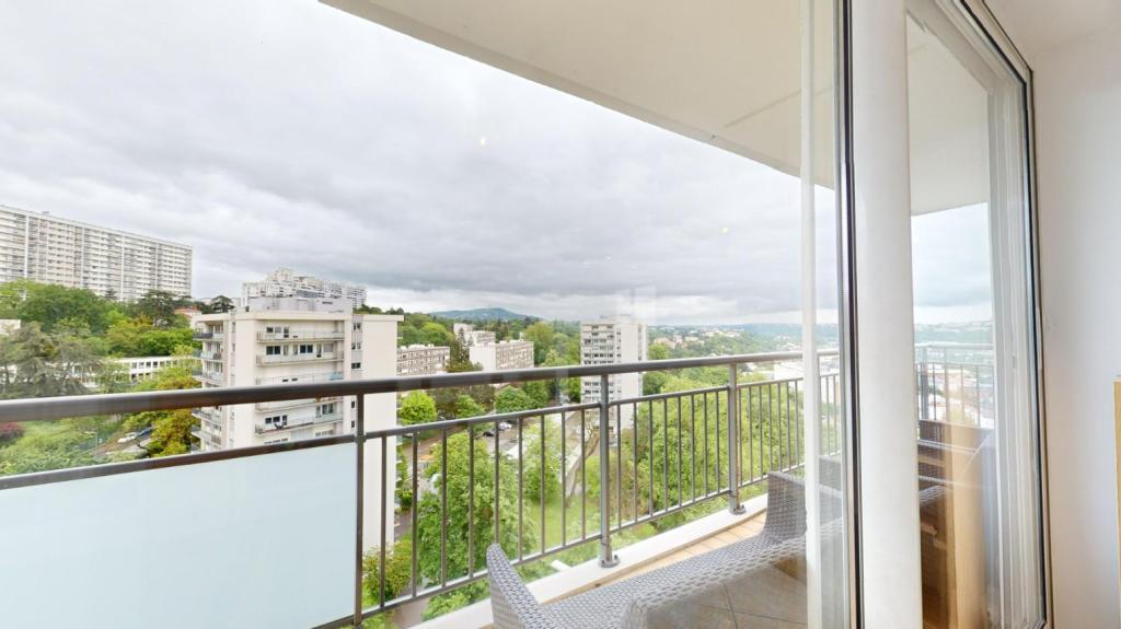 NICKEL 2 PIÈCES AVEC BALCON à Bron - Photo 1