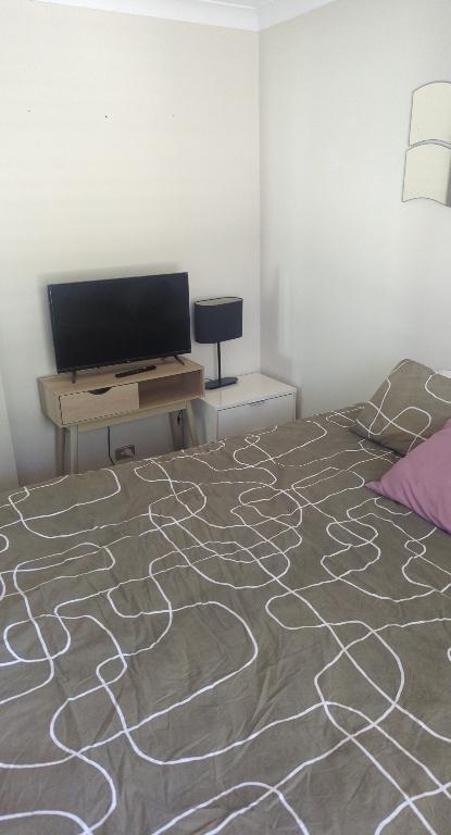 ROOM FOR RENT OR FREE FOR FEMALE in Kwinana - Image 2