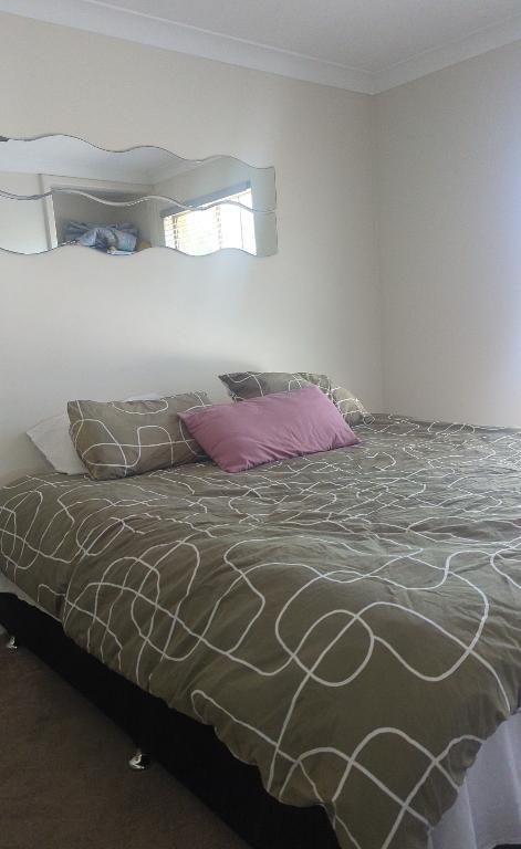 ROOM FOR RENT OR FREE FOR FEMALE in Kwinana - Image 1