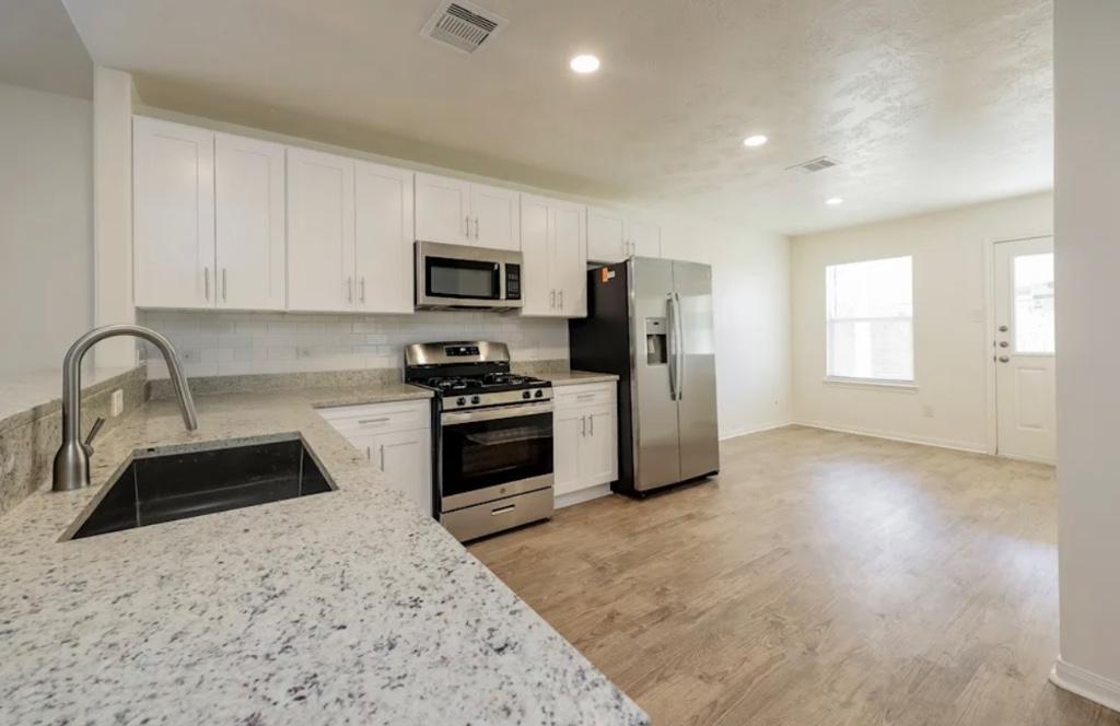 Gorgeous Single Family For Rent in Spring - Image 2