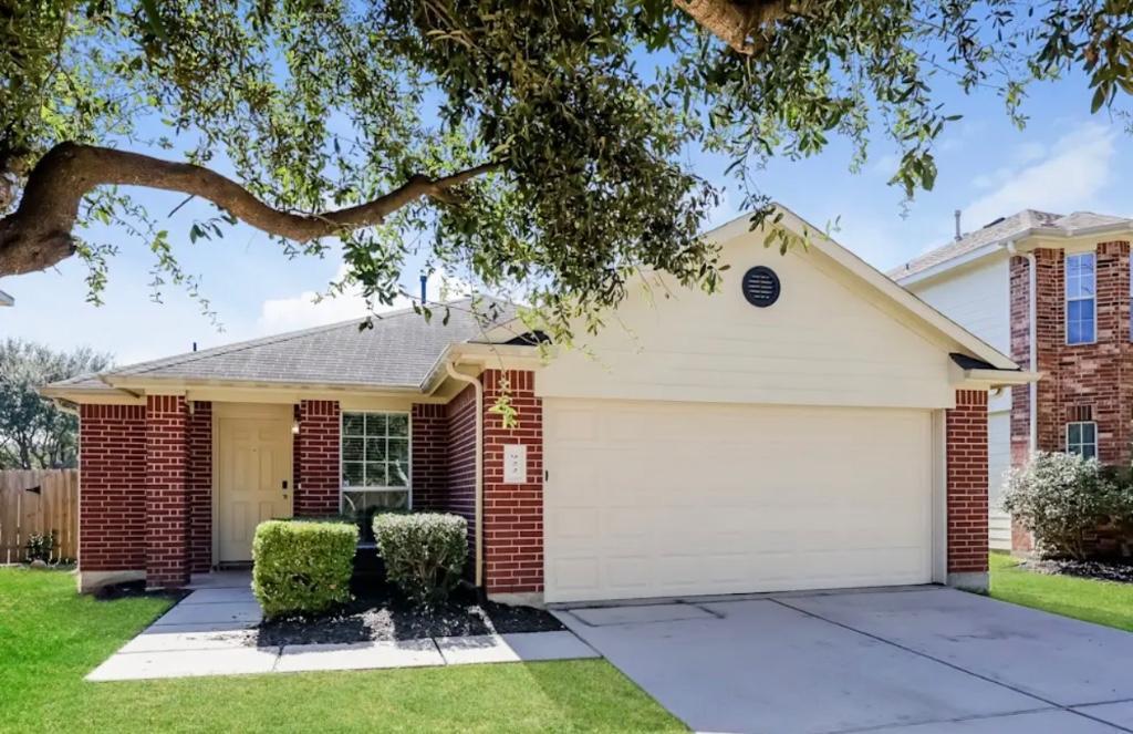 Gorgeous Single Family For Rent in Spring - Image 1