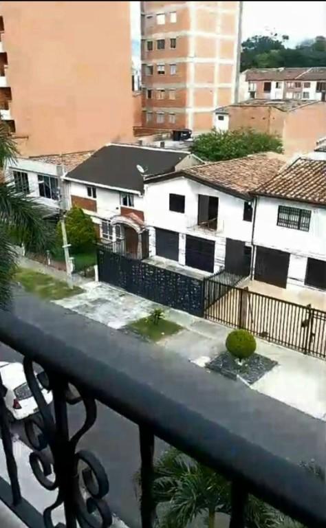 VENDO APTO COMODO EN LAURELES NOGAL en Medellín - Imagen 1