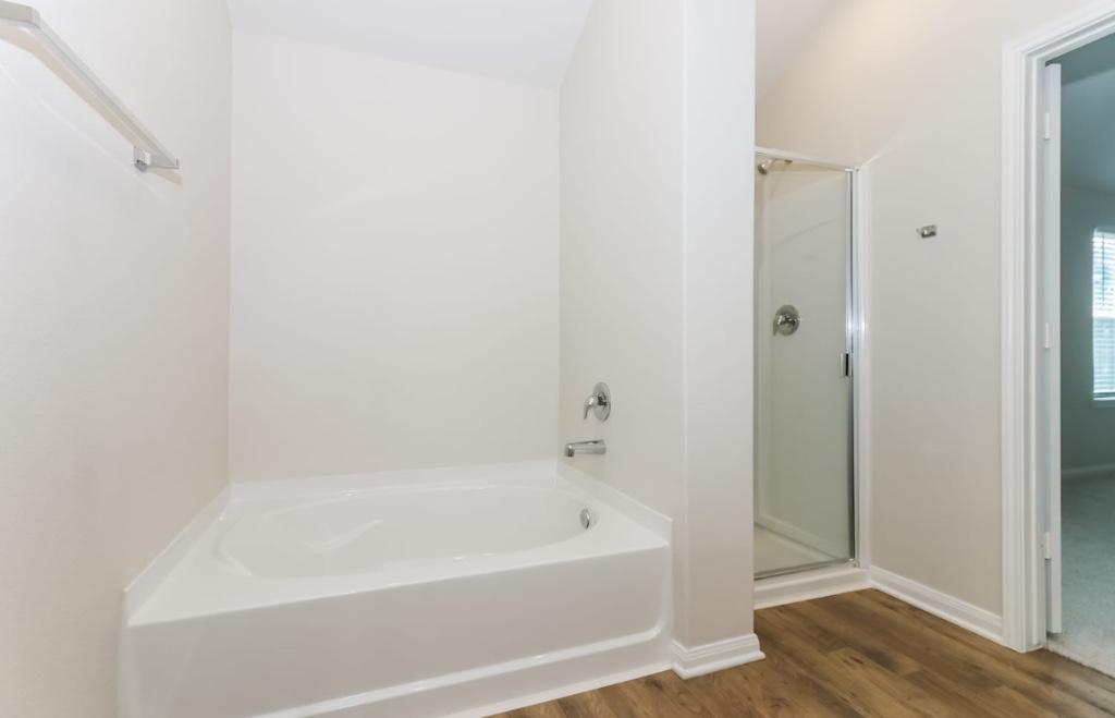SPACIOUS 4 Bed For Rent in Houston - Image 8