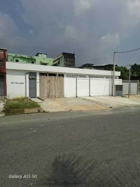 Location d'une Entrepôt a la Riviera Bonoumin en Côte d’Ivoire - Photo 1