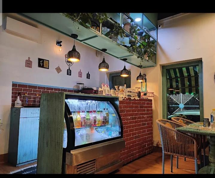 Semi Furnished Commercial Restaurant For Rent at Gariahat in India - Image 5
