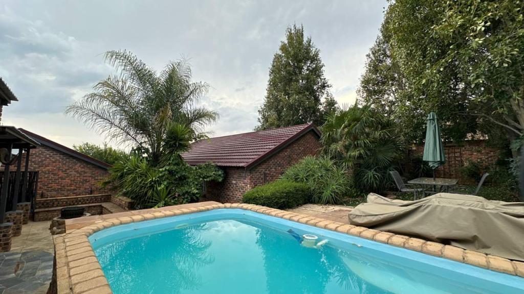 EXCEPTIONAL DUAL-LIVING PROPERTY IN A PRIME LOCATION in Bloemfontein - Image 1