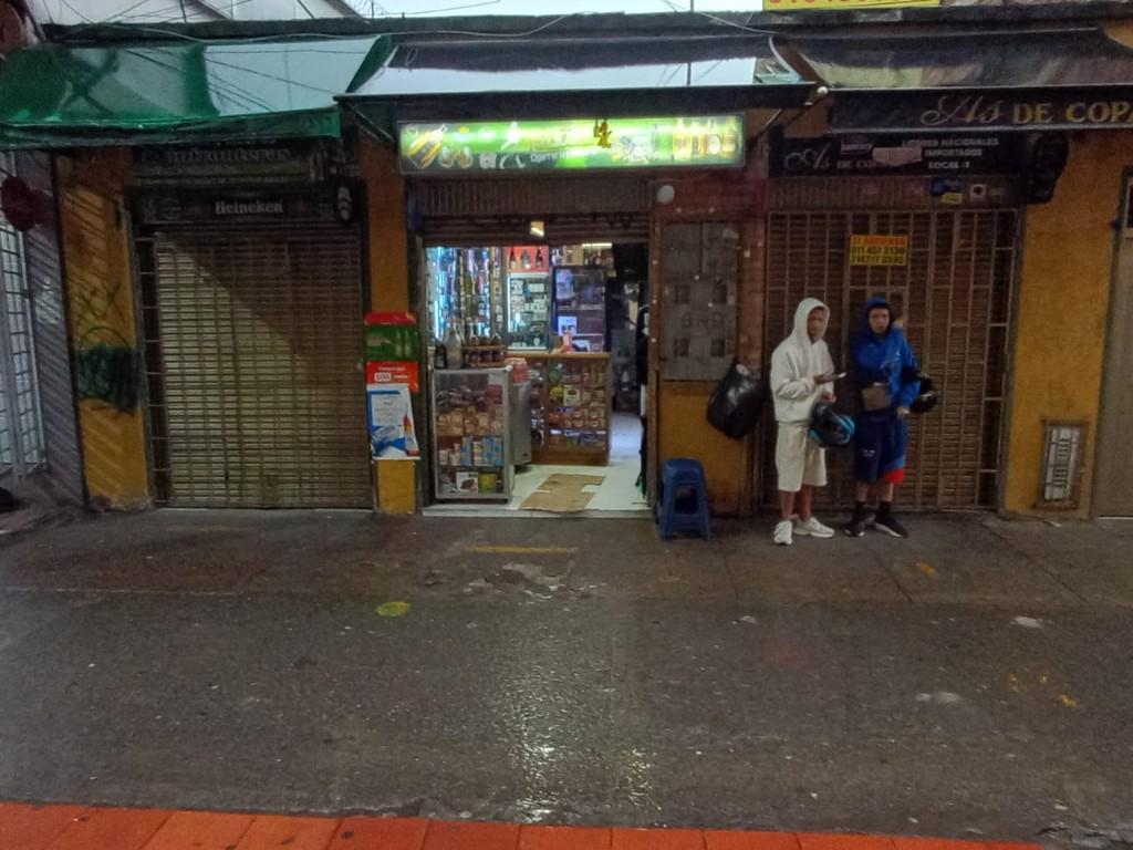 ARRENDAMOS DOS (2) LOCALES COMERCIALES / en Colombia - Imagen 4