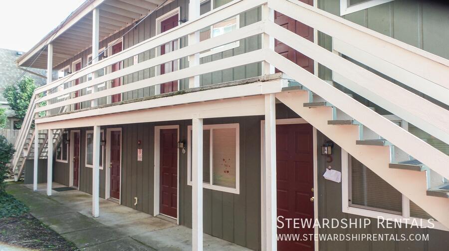 Pre-Leasing for Fall - Located 1/2 block from Campus! in Eugene - Image 1