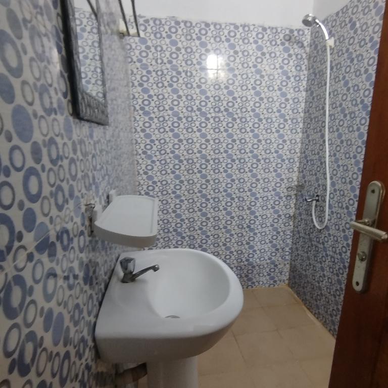 BELLE APPARTEMENT MEUBLE A DIVO à Divo - Photo 7