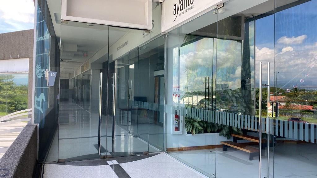 Se vende espacioso local comercial en Uruca Santa Ana 24-578 en Tibás - Imagen 1