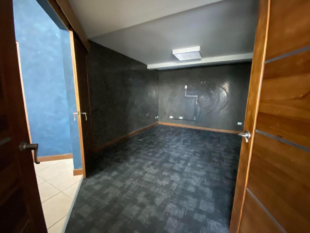 Se vende espacioso local comercial en Uruca Santa Ana 24-578 en Tibás - Imagen 8