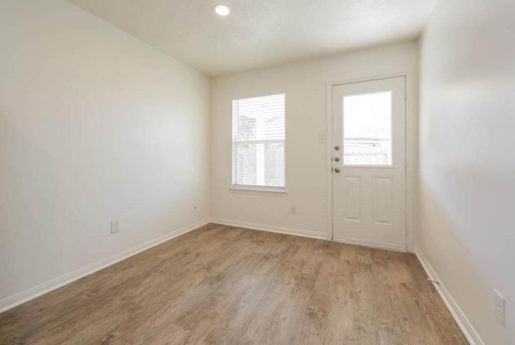 Available for Immediate moving-in in Spring - Image 3