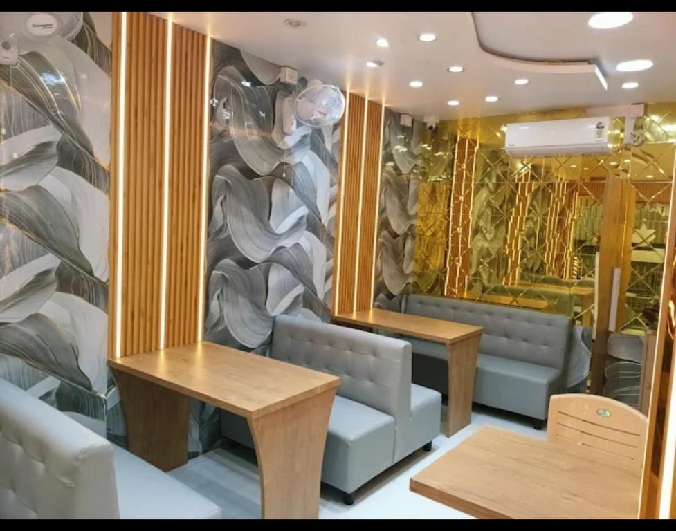 Fully Furnished Commercial Restaurant For Rent At Gariahat in India - Image 3