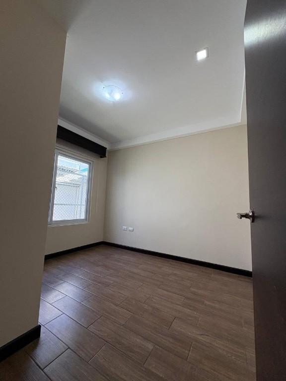 VENTA DE CASA MODERNA EN CONDOMINIO – CARTAGO en Oreamuno - Imagen 2
