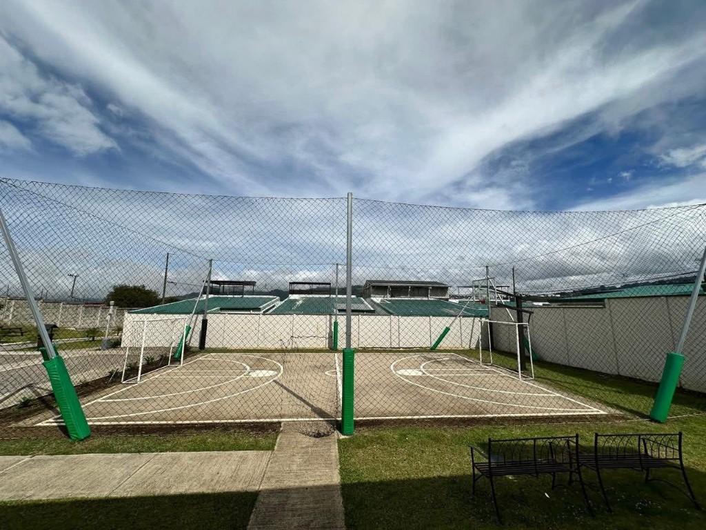VENTA DE CASA MODERNA EN CONDOMINIO – CARTAGO en Oreamuno - Imagen 3