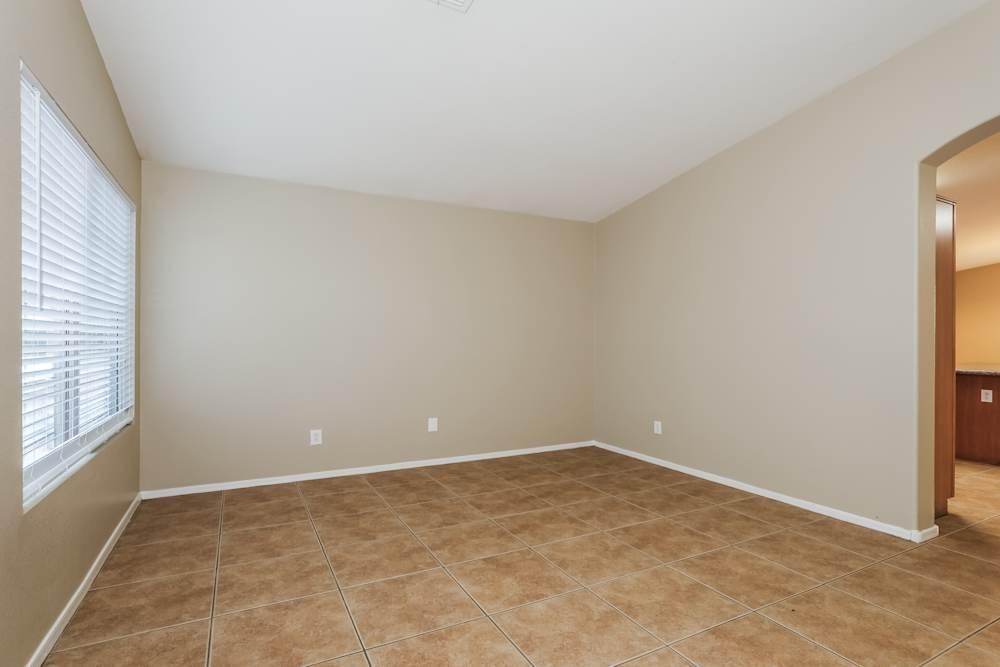 Available 3BED Single Family HOME For Rent in Phoenix, AZ in United States - Image 2