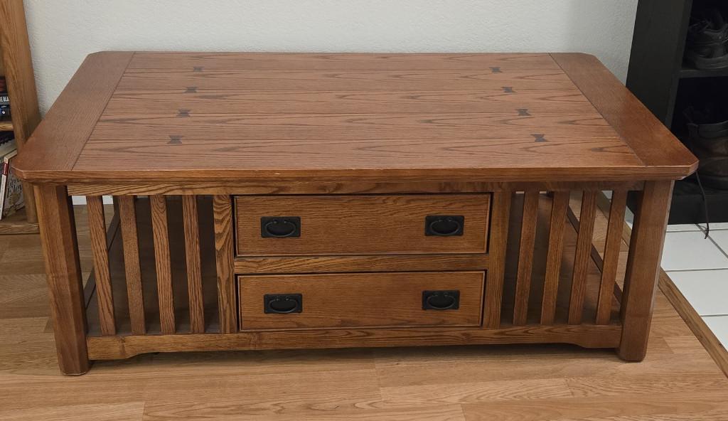 Coffee table and two end tables set in Elk Grove - Image 1