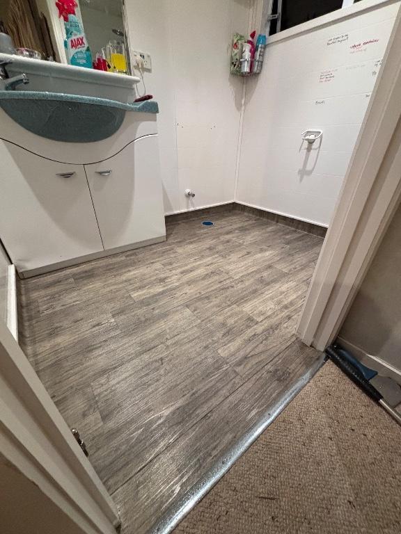 Floor laying wizard in Gisborne - Image 6
