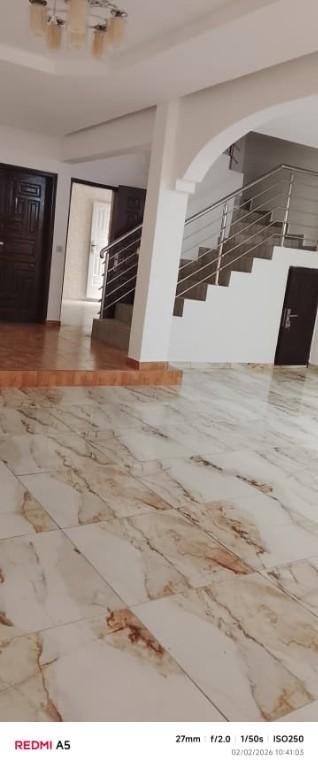 BELLE DUPLEX 6 PIÈCES ENTIÈREMENT RÉNOVÉE Cocody Riviera Abatta en Côte d’Ivoire - Photo 1