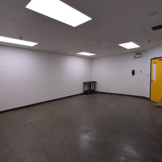 Enclosed 375 Sqft Space for Rent – NE Calgary in Calgary - Image 2