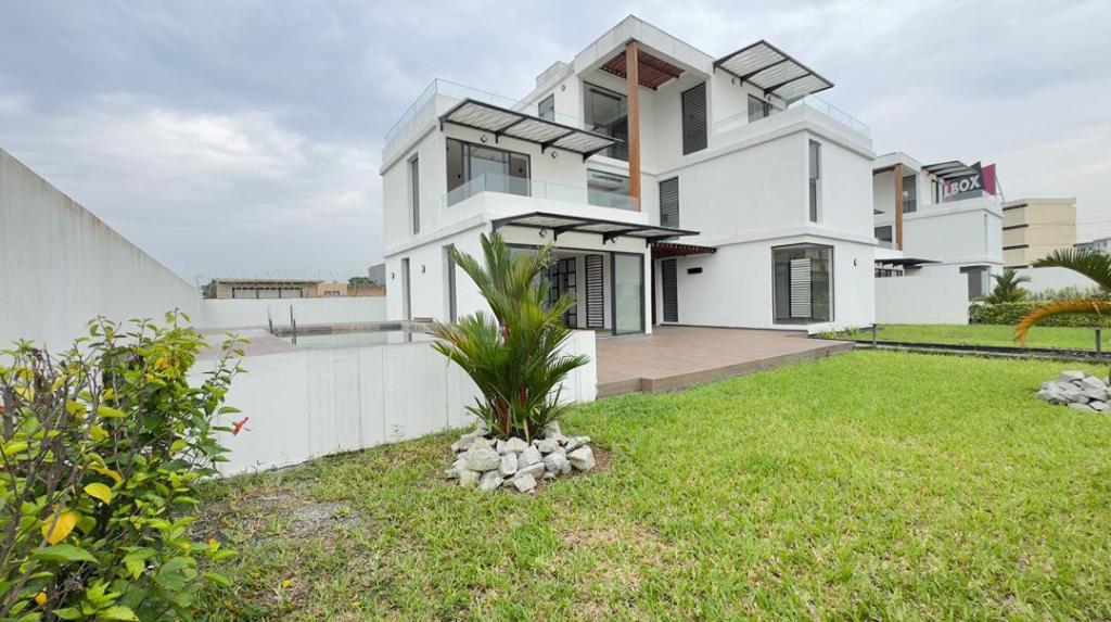 Location de Villa Triplex de 6 Pièces à la Riviera Golf 1 à Abidjan - Photo 1