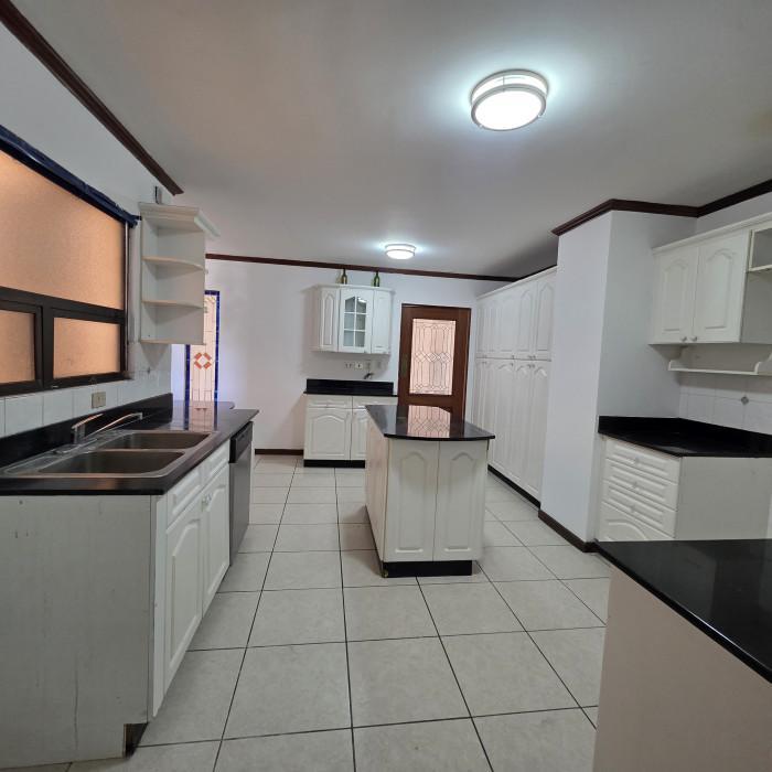 APARTAMENTO EN RENTA O VENTA EN CASTELLAR ZONA 10 en Guatemala - Imagen 4