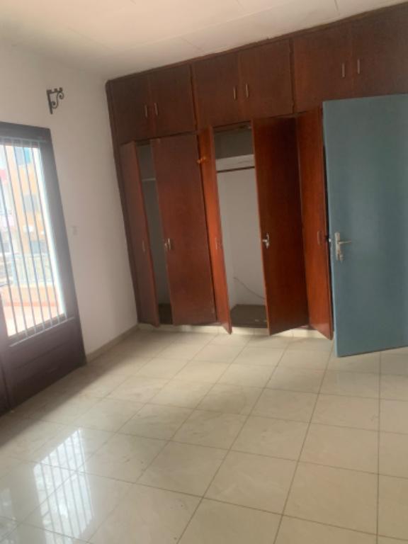 BASTOS GRAND DUPLEX AVEC ESPACE VERT À LOUER. au Cameroun - Photo 8