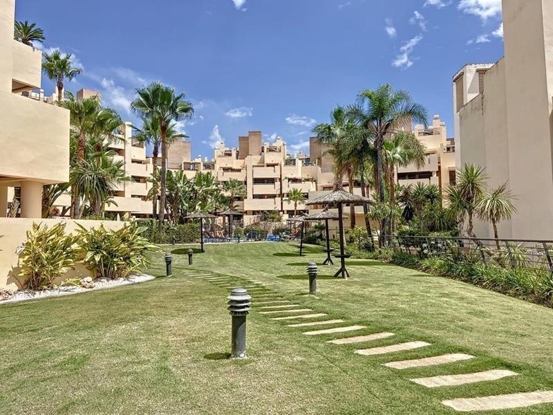 BAJO EN ALQUILER CON TODAS LAS COMODIDADES, RESIDENCIAL CON … en Estepona - Imagen 1