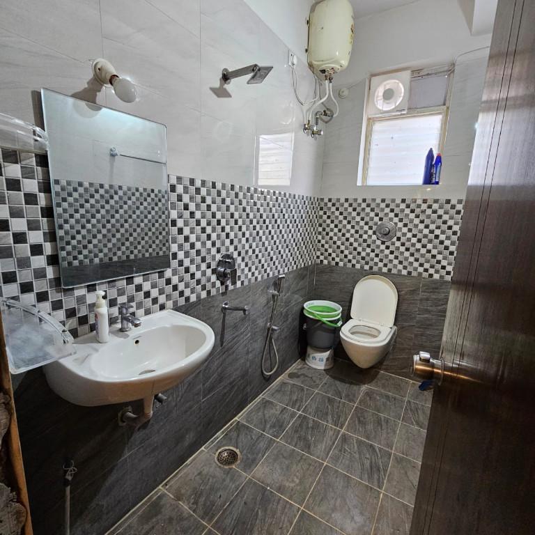 ROOM FOR RENT FOR WORKING PROFESSIONALS in Nacharam - Image 3