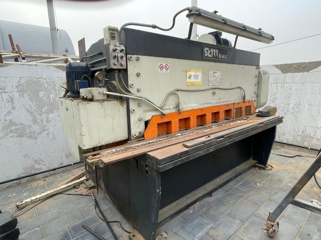 Hydraulic Guillotine Shearing Machine in Ajman - Image 2