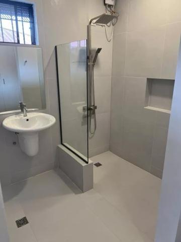 Ayala Alabang, Muntinlupa, House For Rent in Lower Bicutan - Image 1