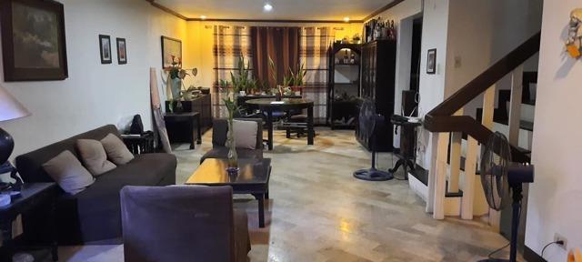 Kapitolyo, Pasig, Townhouse For Rent in Pinyahan - Image 1