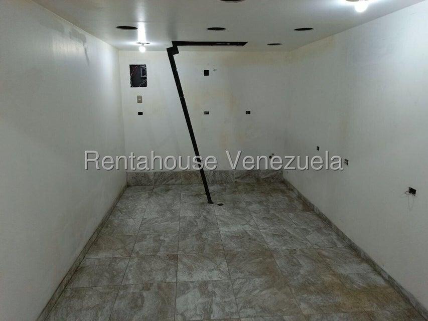 Local Comercial en pasillo central piso 01 c.c. Maracay 26-4074 en Venezuela - Imagen 2