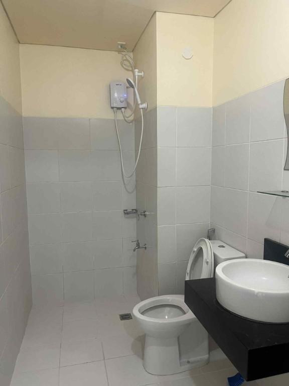 1 BR Unfurnished Condo Unit For Rent in The Rochester, Pasig in Pansol - Image 6