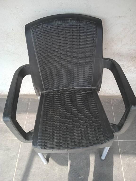 CHAISE EN PLASTIQUE AVEC ACCOUDOIRS TISSEE STYLE ROTIN NOIRE à Douala - Photo 1
