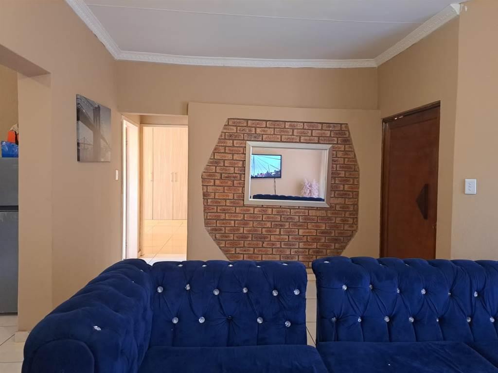 2 Bedroom Apartment/Flat To Rent In Geelhoutpark in Rustenburg - Image 2