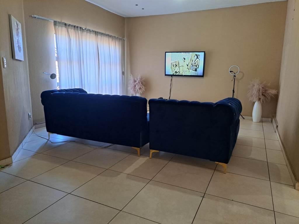 2 Bedroom Apartment/Flat To Rent In Geelhoutpark in Rustenburg - Image 3