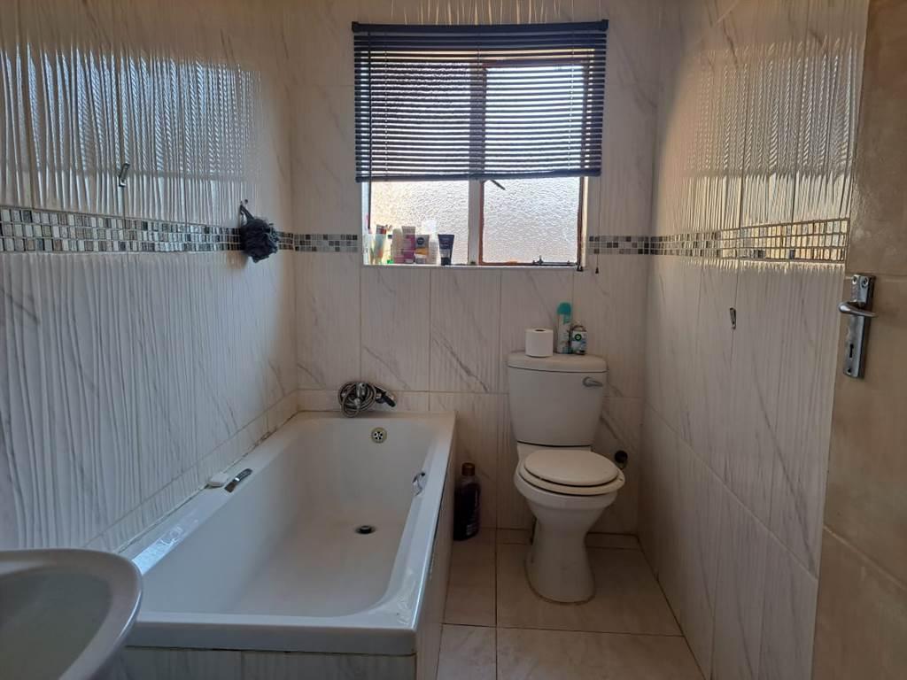 2 Bedroom Apartment/Flat To Rent In Geelhoutpark in Rustenburg - Image 7