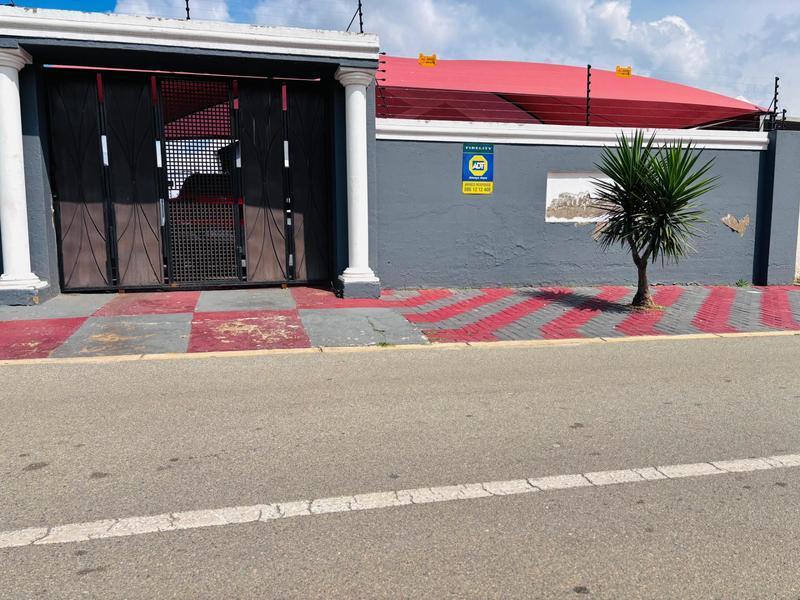House 2859-ref-228 for Rent in Fleurhof, Roodepoort in Soweto - Image 1