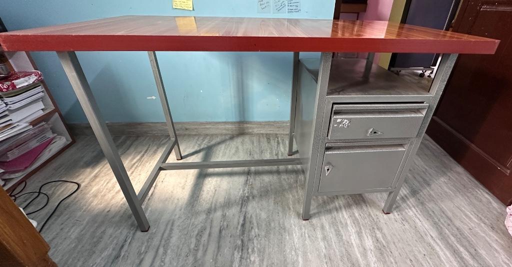 Heavy-Duty Study Table with Drawer – Like New in Gūduvāncheri - Image 1
