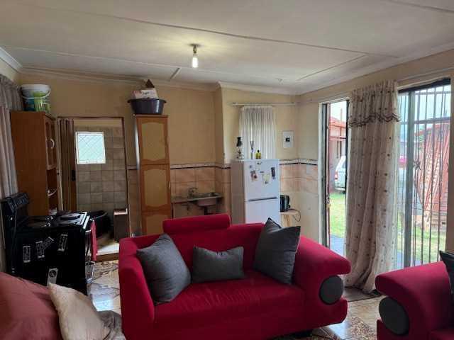 Versatile Family Home with Two Income-Generating Flats in Primrose - Image 1