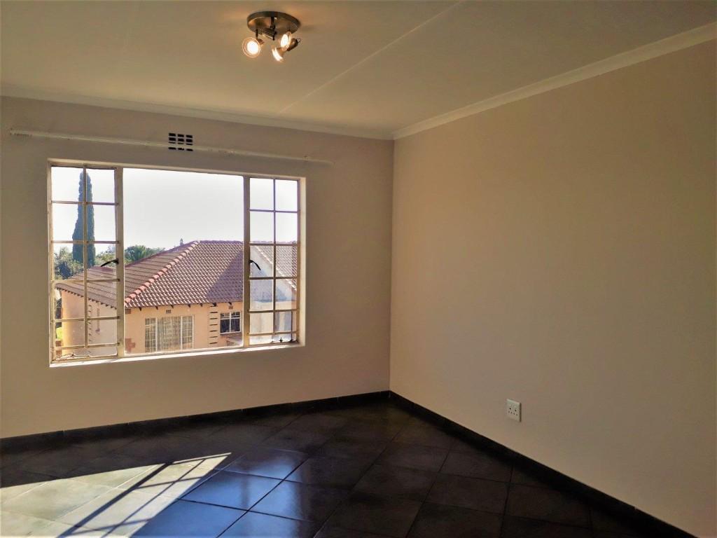 2 Bed Apartment / Flat to Rent in Reyno Ridge in Witbank - Image 7