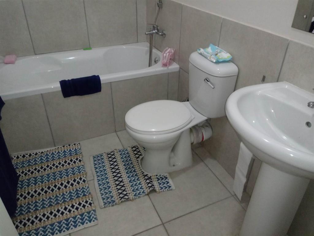 2 Bed Apartment To Rent in Island View in Mossel Bay - Image 5