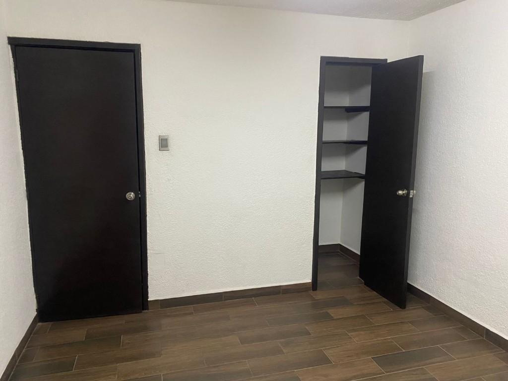 OFICINA EN RENTA CON VENTANA Y PIZARON en Laredo - Imagen 4