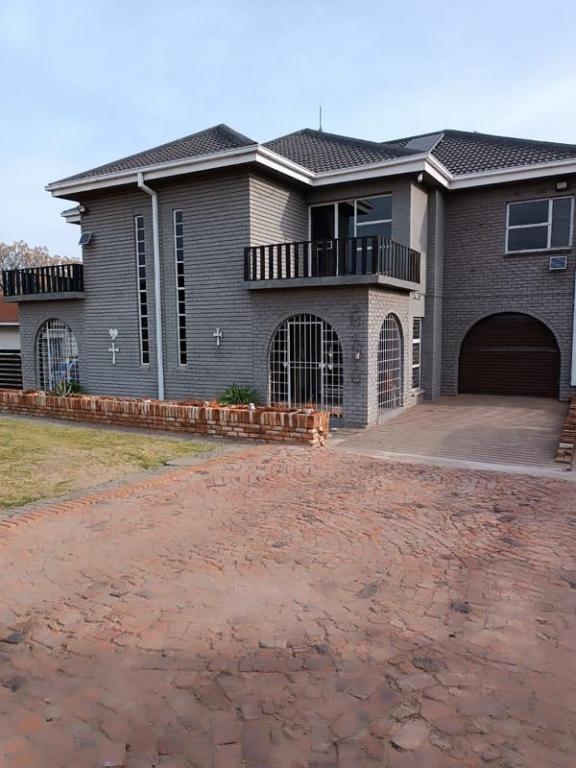 House 761-ref-4826 for Sale in Rothdene, Meyerton in Vereeniging - Image 1